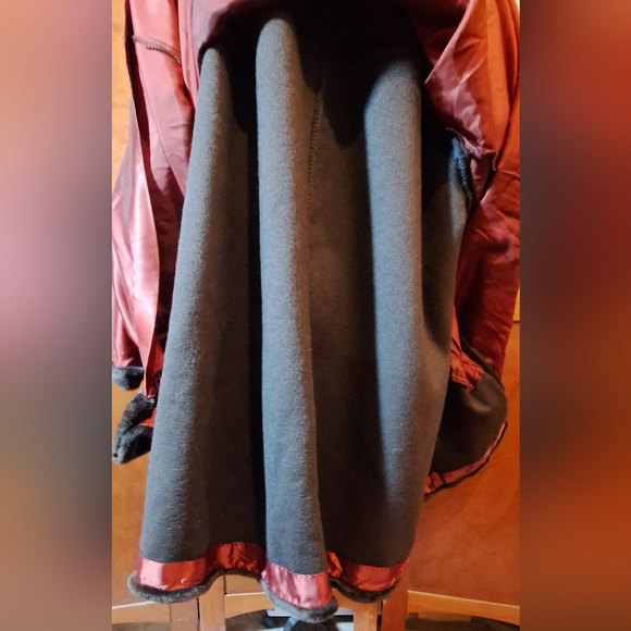 Vintage FAUX FUR coat Size 36" long, 28" pit-to-pit - Picture 12 of 15